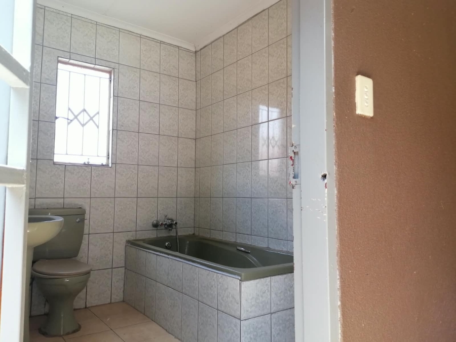 To Let 5 Bedroom Property for Rent in Tlhabane North West